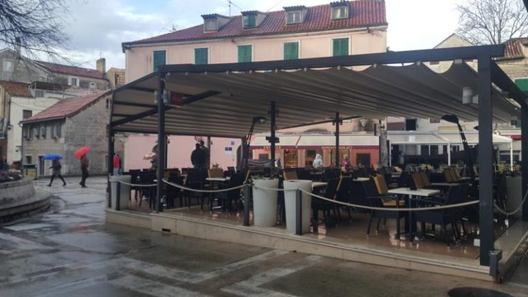 Tenda na terasi u Splitu