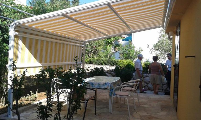 Klizna tenda na konstrukciji