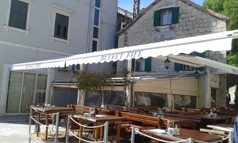 Zglobna tenda na većem balkonu