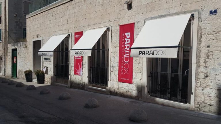Balkonska tenda na izloženoj poziciji